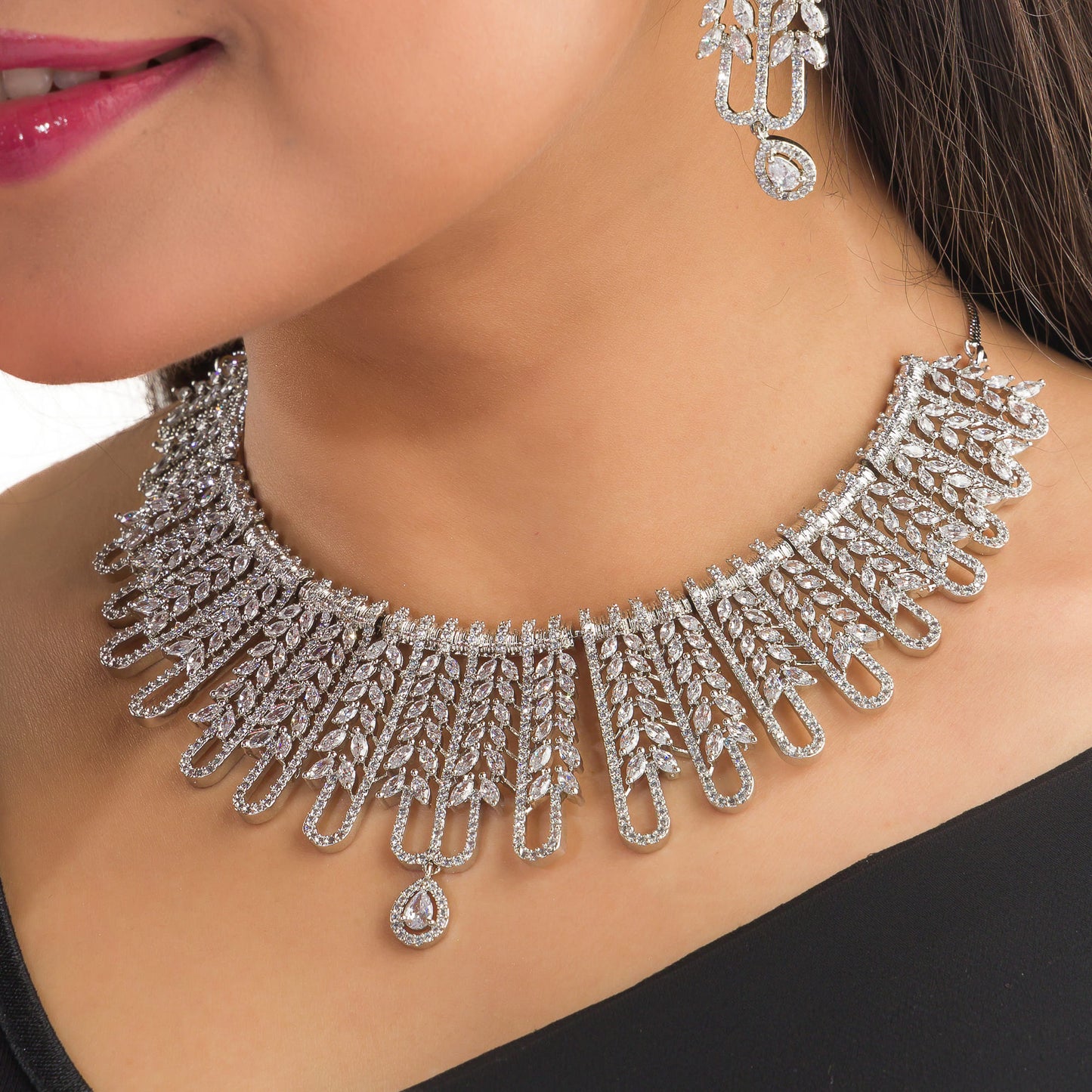 THE ZIRCON HEAVY NECKLACE BOASTS STRIKING BRILLIANCE AND BOLD ELEGANCE.