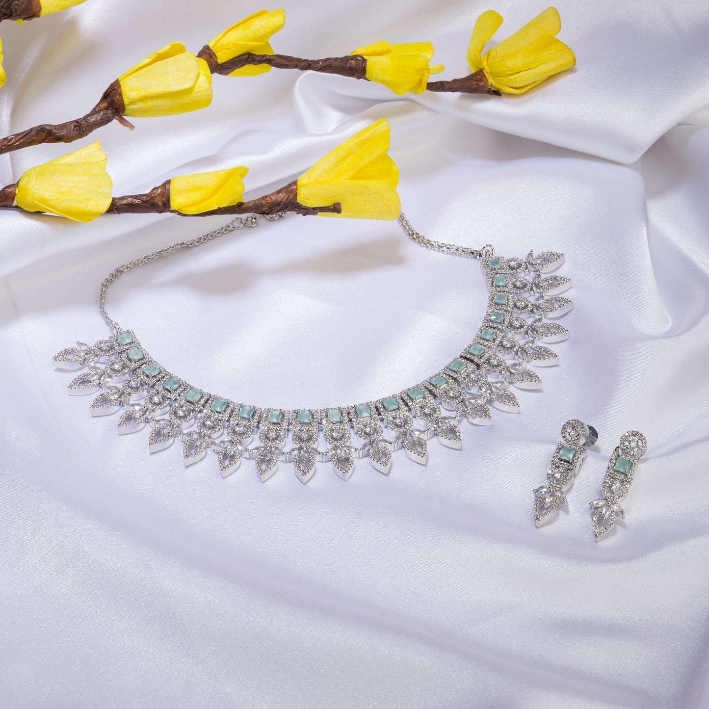 LIGHT GREEN ZIRCON NECKLACE ADDS A FRESH AND SUBTLE TOUCH OF ELEGANCE.