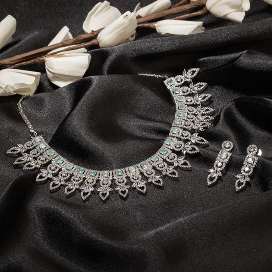 LIGHT GREEN ZIRCON NECKLACE ADDS A FRESH AND SUBTLE TOUCH OF ELEGANCE.