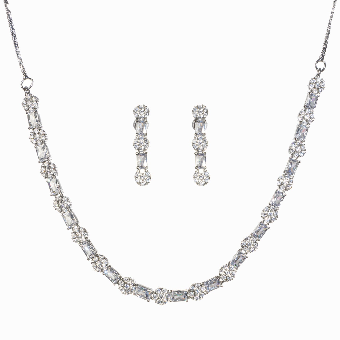 DELICATE ZIRCON NECKLACE WITH A CHARMING SMALL FLOWER DESIGN, ADDING A TOUCH OF ELEGANCE AND SPARKLE.