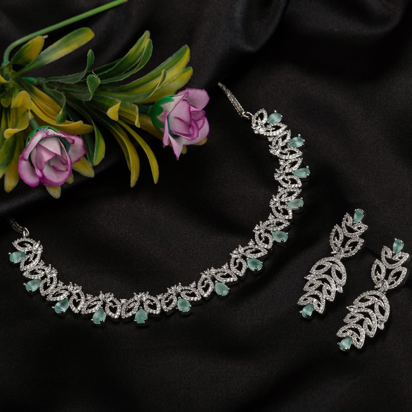 LIGHT GREEN ZIRCON NECKLACE WITH A LEAF PATTERN ADDS SUBTLE CHARM.