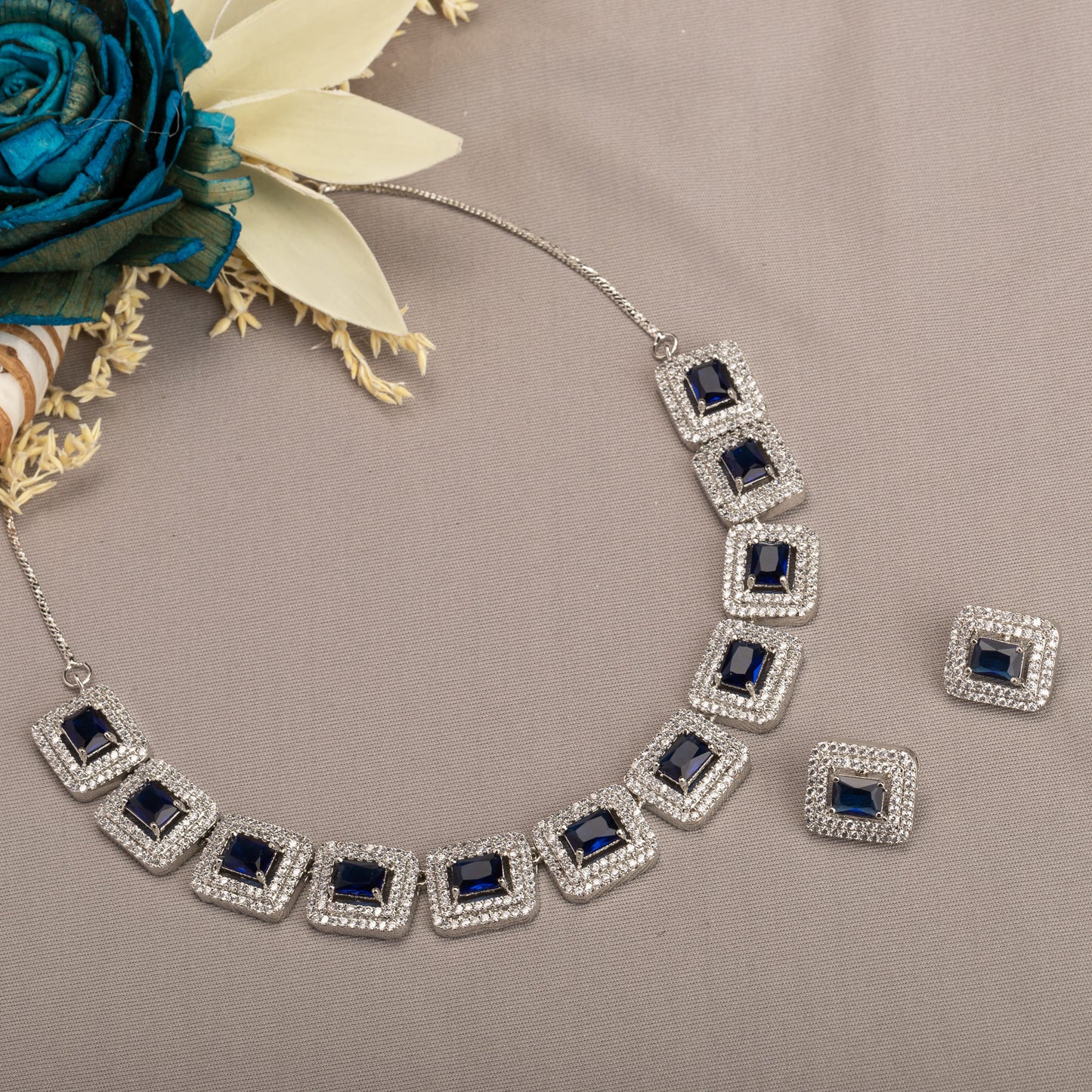 NAVY BLUE SQUARE ZIRCON SHORT NECKLACE OFFERS VIBRANT, CHIC ELEGANCE.