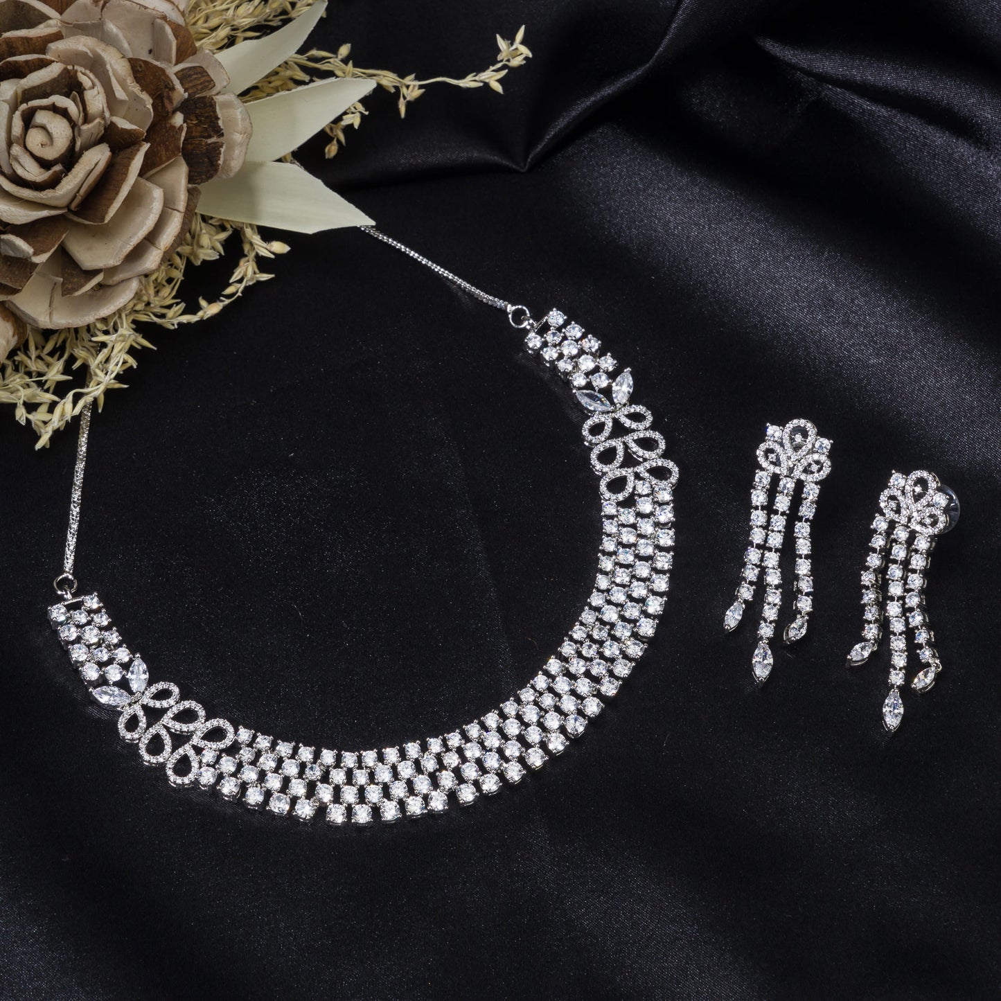 ZIRCON NECKLACE WITH DESIGN SYMBOLIZES TIMELESS ELEGANCE.