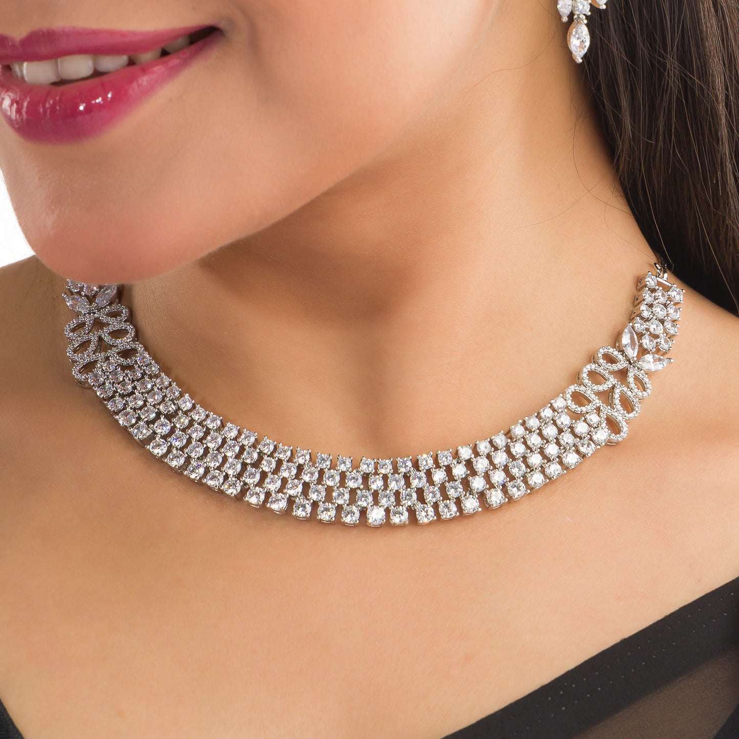 ZIRCON NECKLACE WITH DESIGN SYMBOLIZES TIMELESS ELEGANCE.