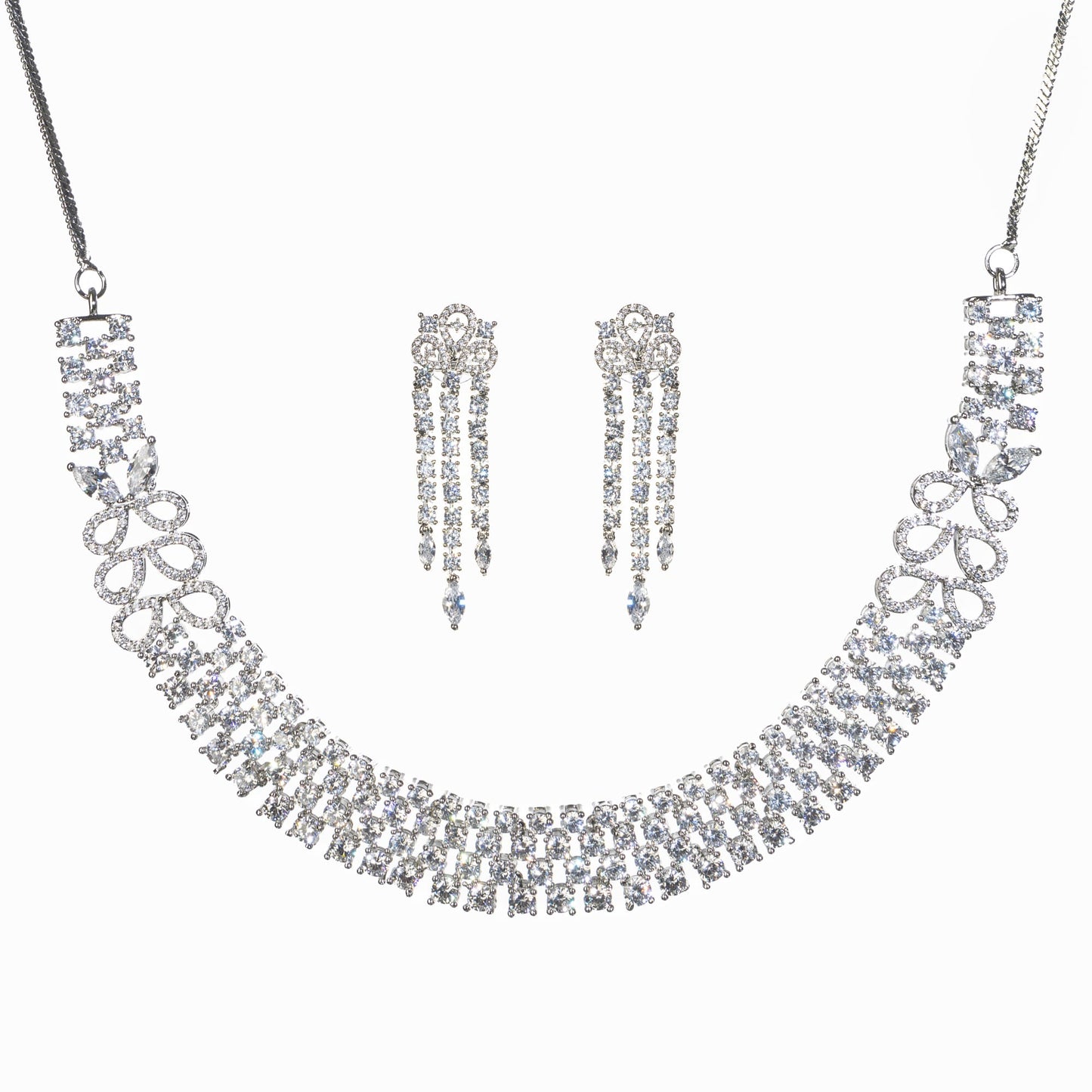 ZIRCON NECKLACE WITH DESIGN SYMBOLIZES TIMELESS ELEGANCE.