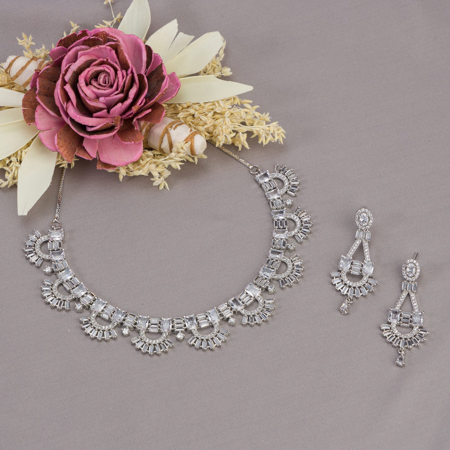 THE TIMELESS ELEGANCE OF THIS NECKLACE WILL ADD THE PERFECT TOUCH OF SOPHISTICATION TO ANY LOOK.