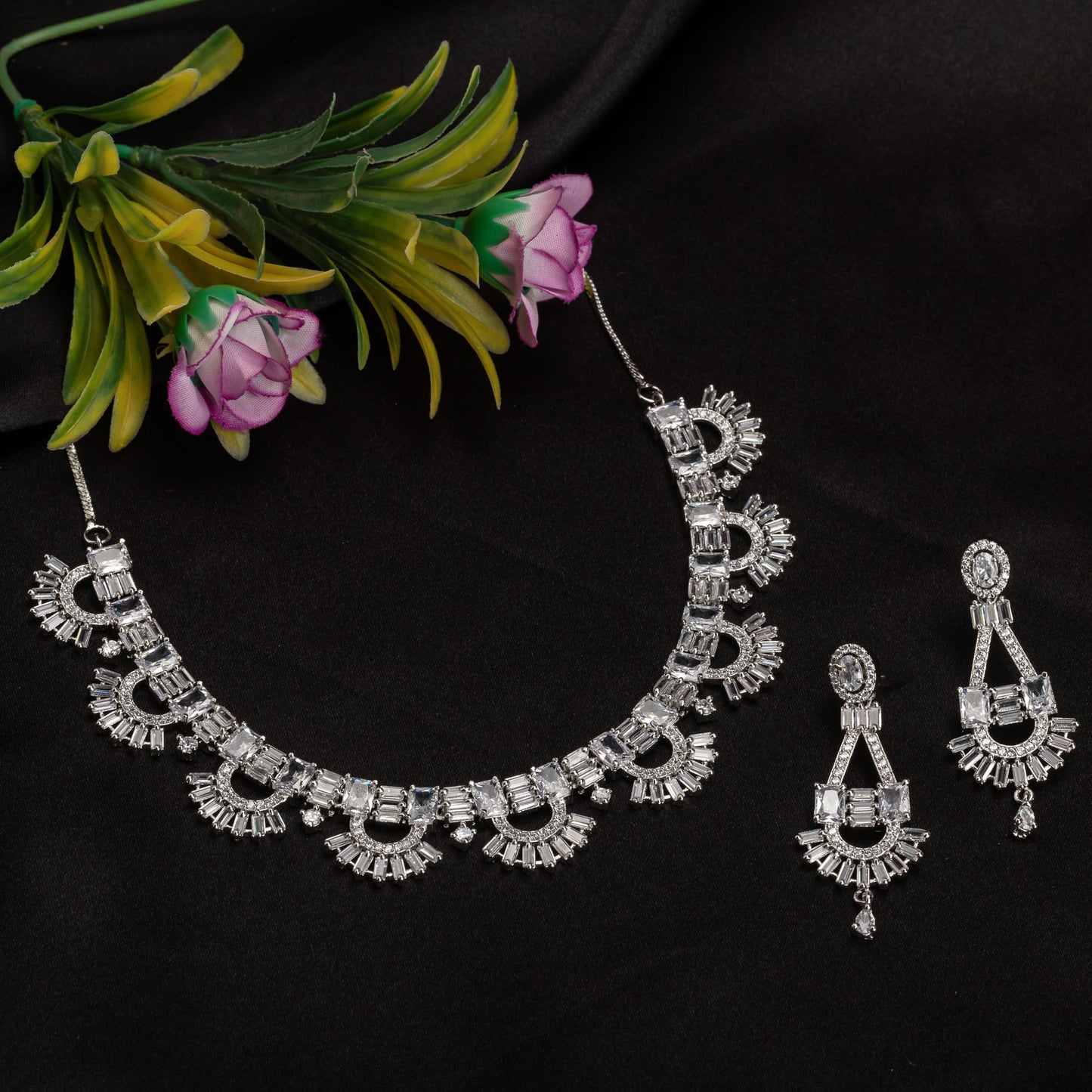 THE TIMELESS ELEGANCE OF THIS NECKLACE WILL ADD THE PERFECT TOUCH OF SOPHISTICATION TO ANY LOOK.