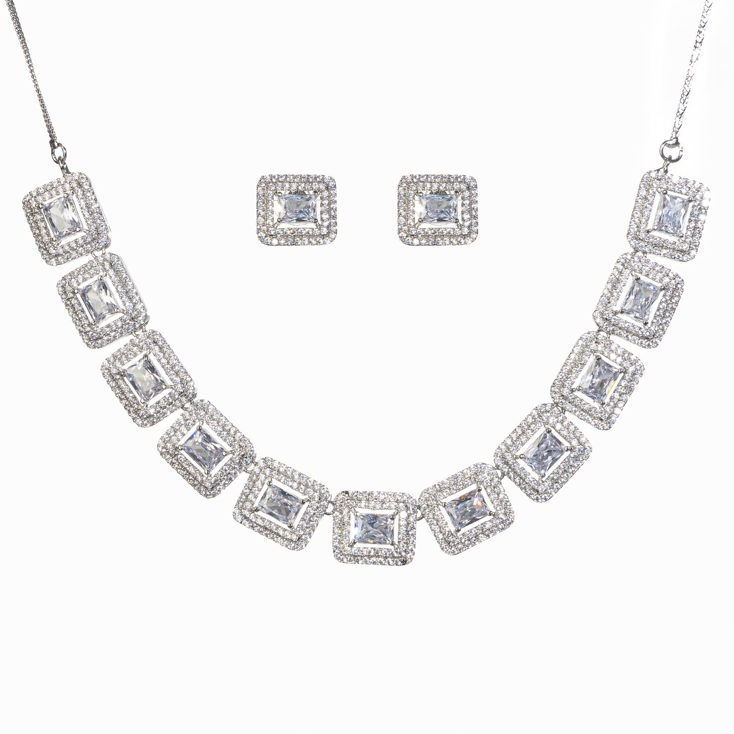 WHITE SQUARE ZIRCON SHORT NECKLACE OFFERS VIBRANT, CHIC ELEGANCE.