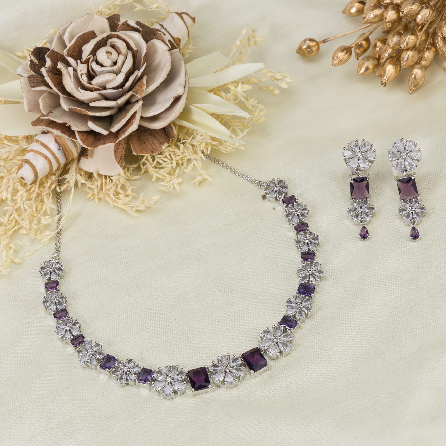 THE ZIRCON SHORT NAVY BLUE NECKLACE DELIVERS A SOPHISTICATED SPLASH OF COLOR AND SPARKLE.