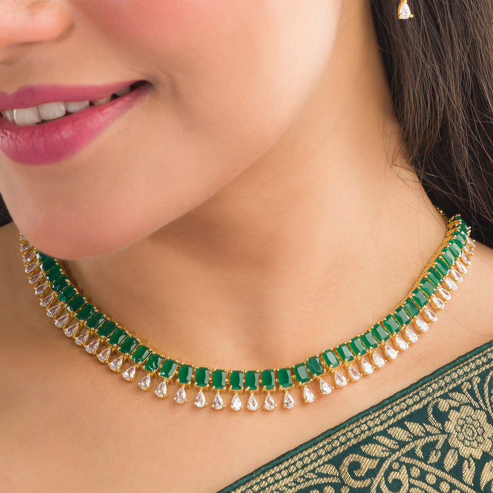 ELEGANT GREEN ZIRCON NECKLACE OFFERING A VIBRANT SPLASH OF COLOR AND BRILLIANCE.