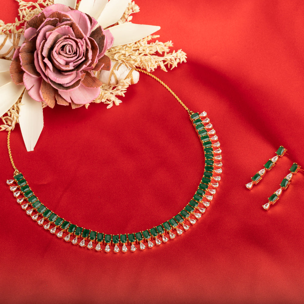 ELEGANT GREEN ZIRCON NECKLACE OFFERING A VIBRANT SPLASH OF COLOR AND BRILLIANCE.