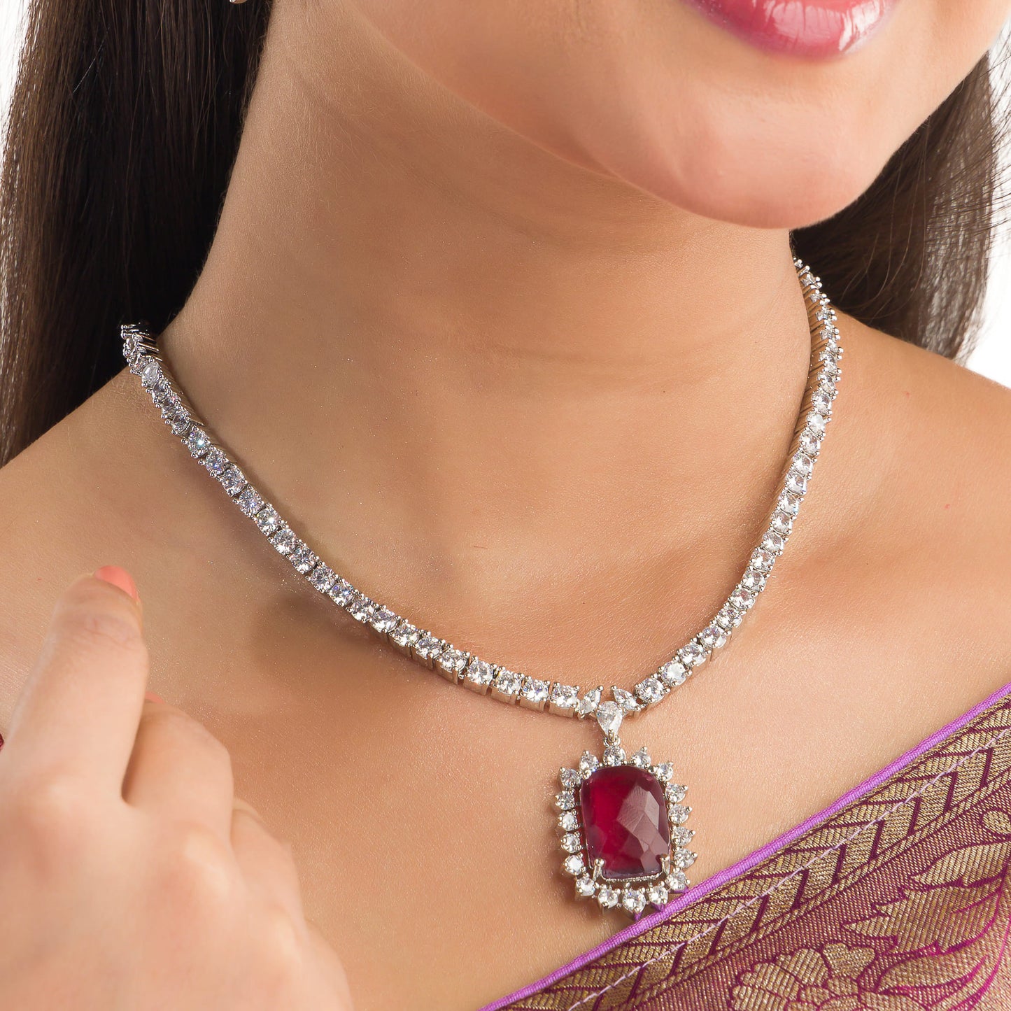 STUNNING ZIRCON NECKLACE FEATURING A RICH MAROON PENDANT FOR A TOUCH OF SOPHISTICATION AND ELEGANCE.