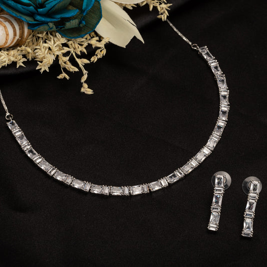 ZIRCON NECKLACE OFFERS UNDERSTATED ELEGANCE.