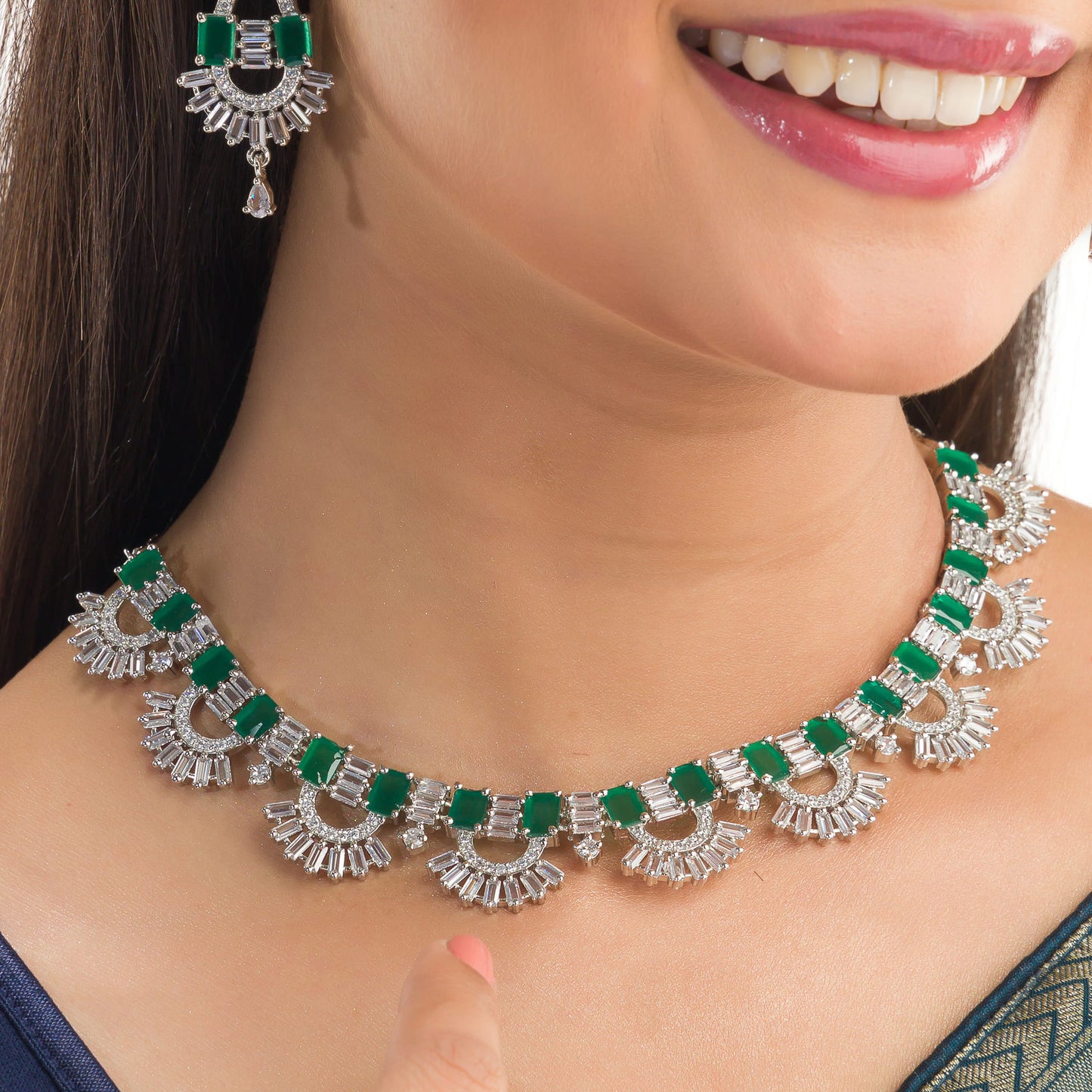 GREEN AND WHITE ZIRCON NECKLACE OFFERS A STRIKING AND REFINED LOOK.