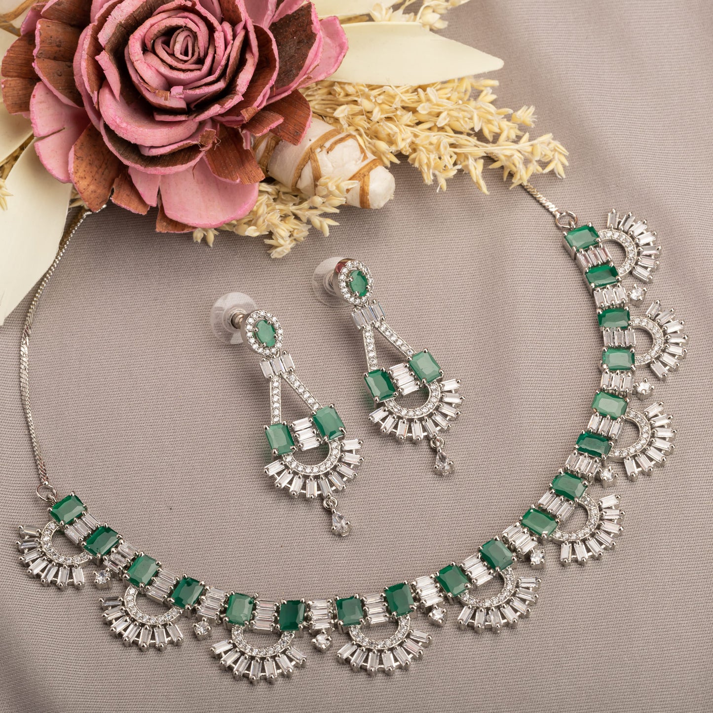 GREEN AND WHITE ZIRCON NECKLACE OFFERS A STRIKING AND REFINED LOOK.