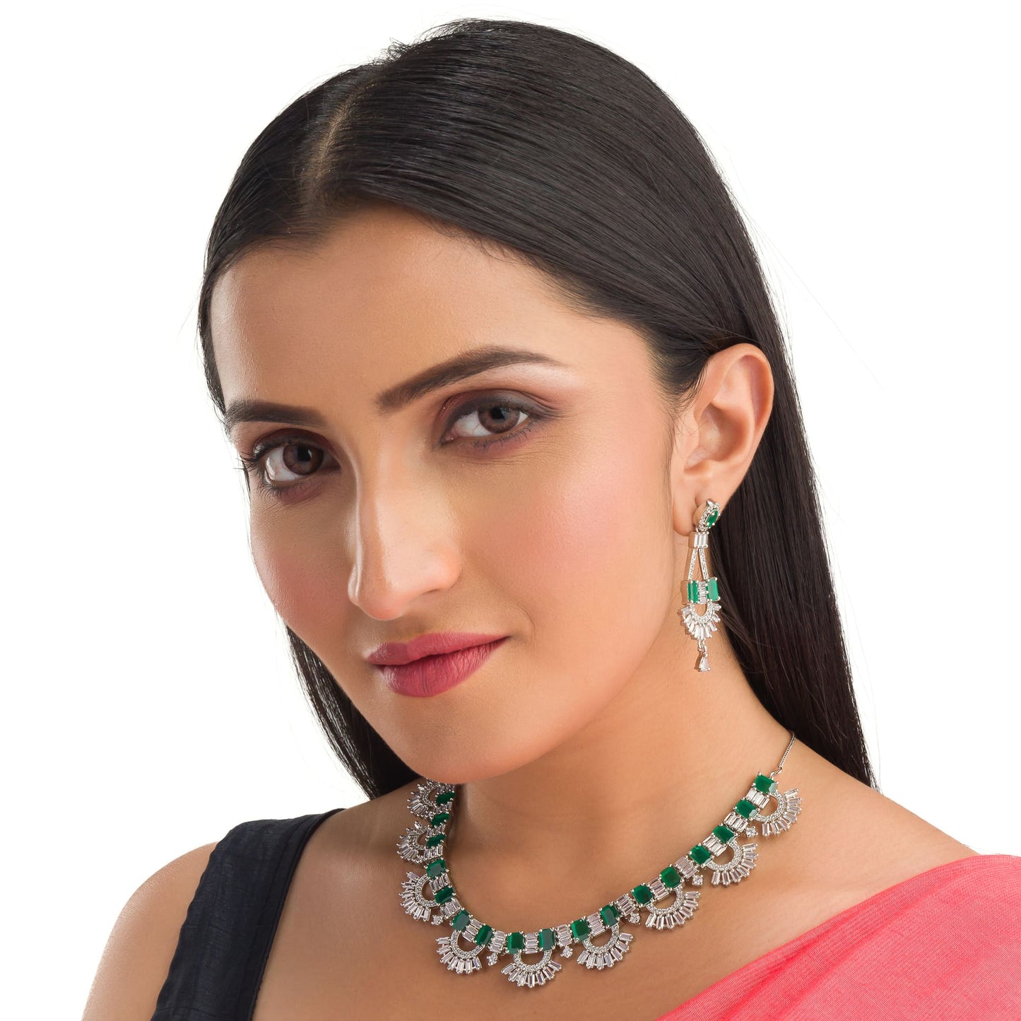 GREEN AND WHITE ZIRCON NECKLACE OFFERS A STRIKING AND REFINED LOOK.