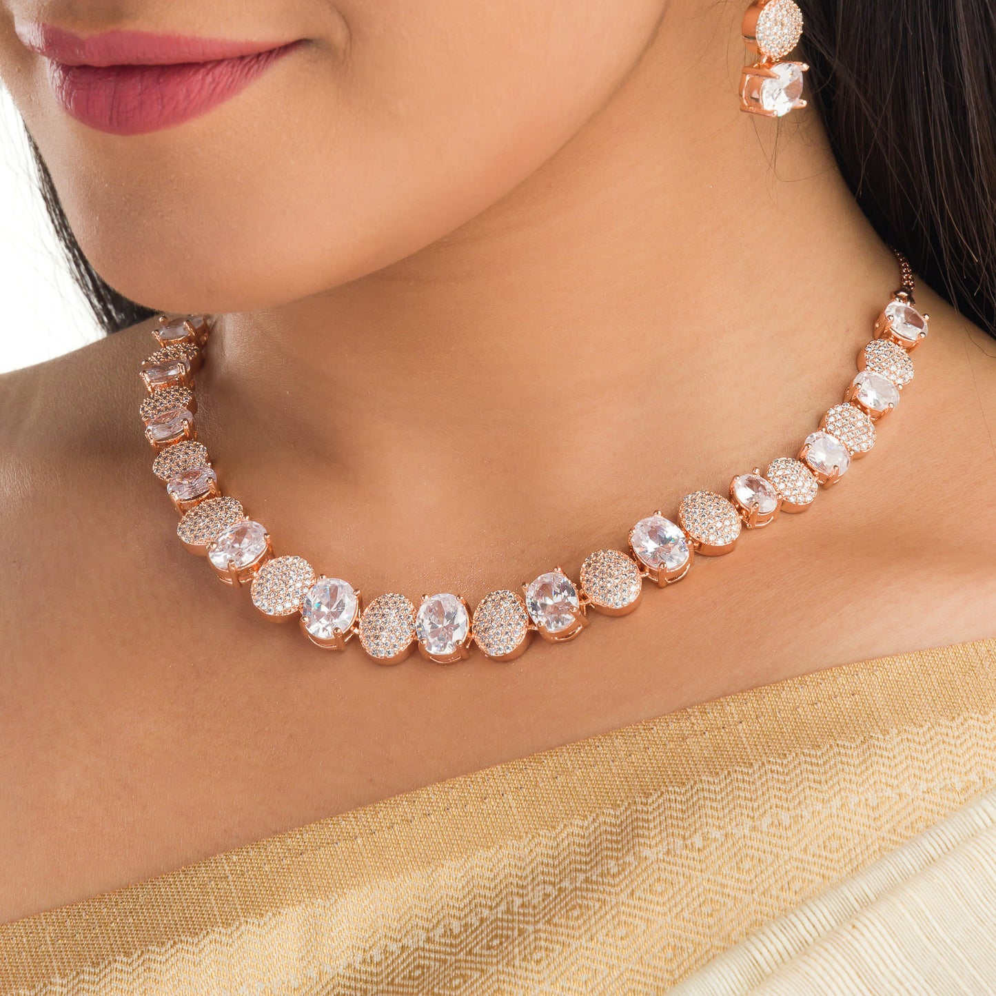 ROSE GOLD NECKLACE WITH ZIRCON ROUND STONES EXUDES REFINED ELEGANCE.