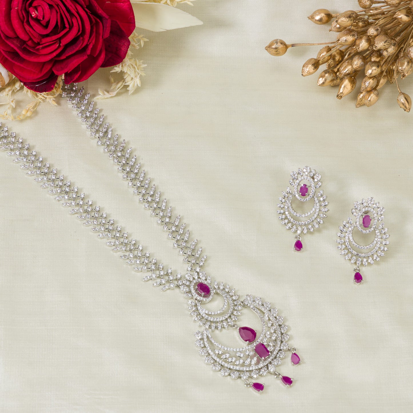 ZIRCON NECKLACE WITH MULTIPLE LEAF MOTIFS EXUDES NATURAL ELEGANCE.