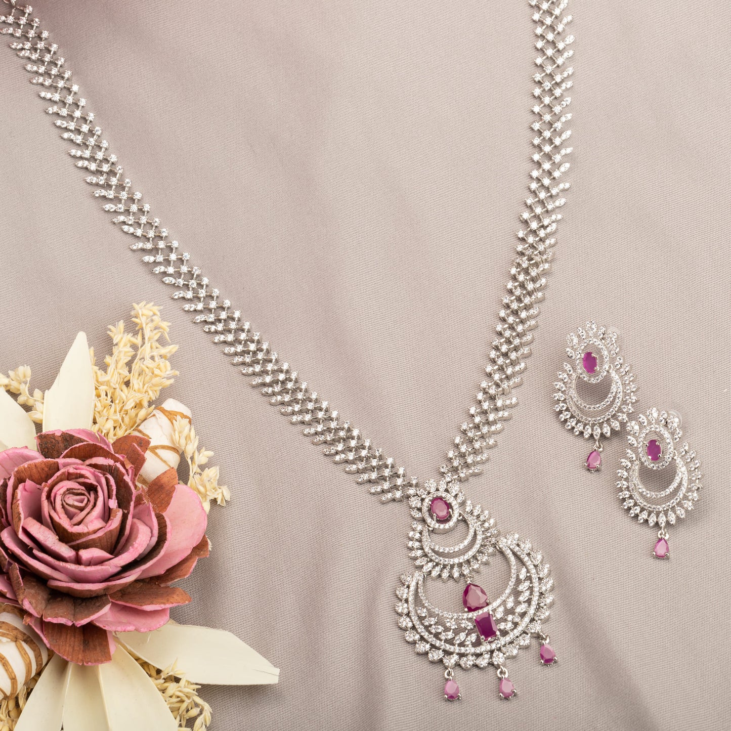 ZIRCON NECKLACE WITH MULTIPLE LEAF MOTIFS EXUDES NATURAL ELEGANCE.