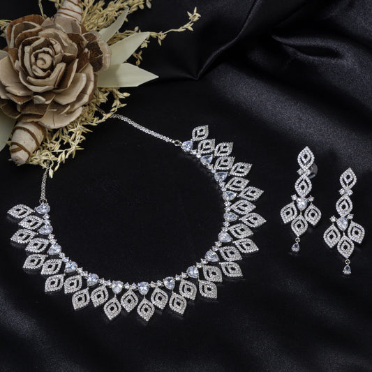 ZIRCON NECKLACE WITH MULTIPLE LEAF MOTIFS EXUDES NATURAL ELEGANCE.