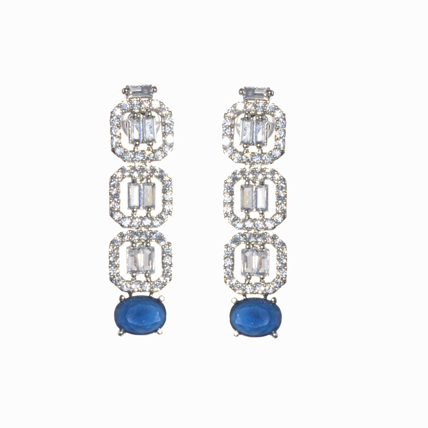 A ZIRCON NECKLACE WITH A SQUARE DARK BLUE ZIRCON ADDS BOLD SOPHISTICATION.