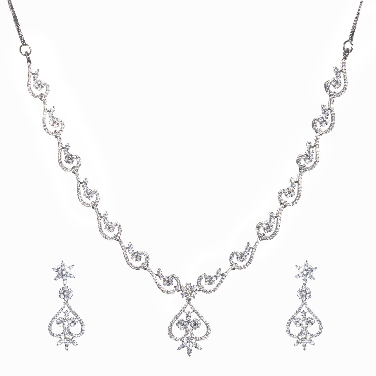 A ZIRCON NECKLACE SPARKLES WITH DAZZLING BRILLIANCE.