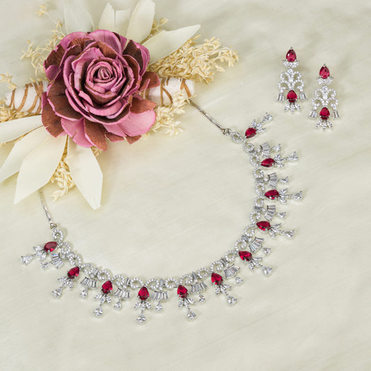 ELEGANT NECKLACE COMBINING RED AND SILVER ZIRCONS WITH A SLEEK SILVER POLISH FOR A SOPHISTICATED TOUCH.