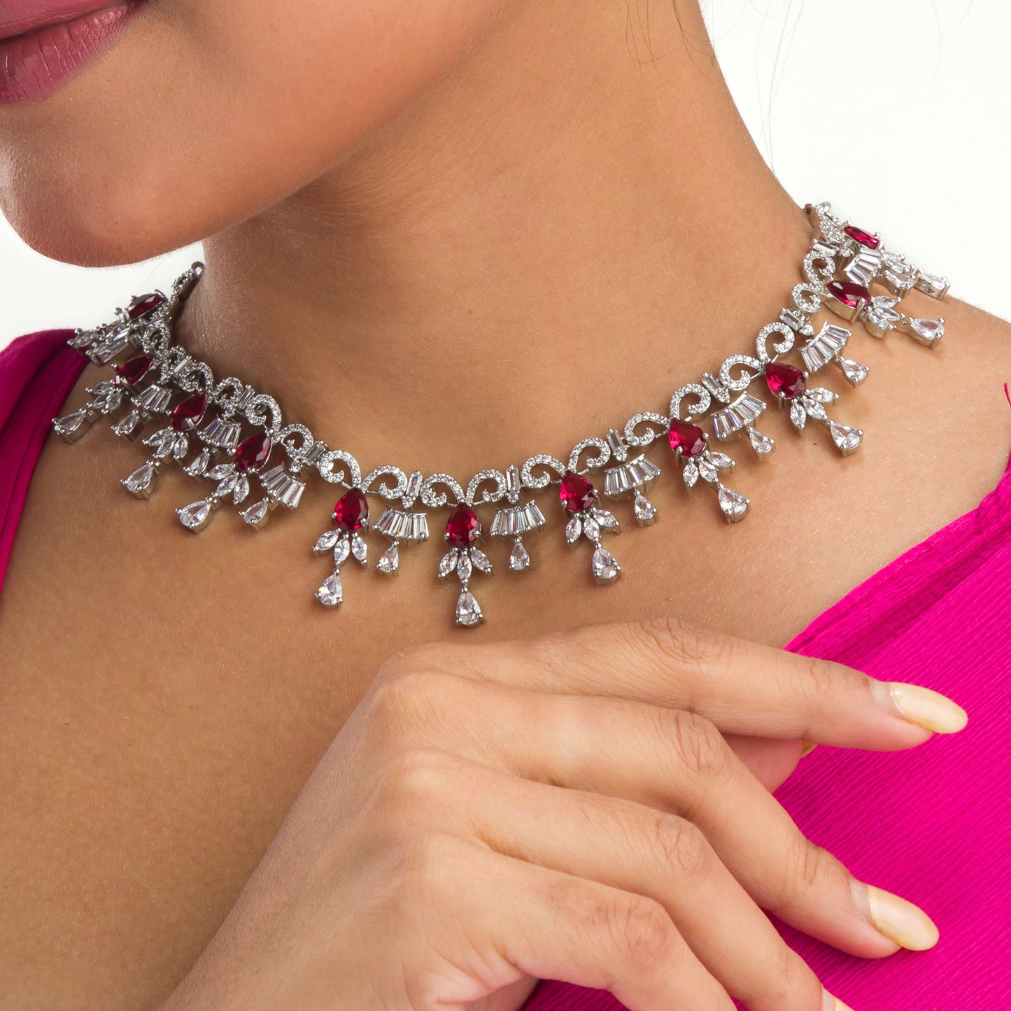 ELEGANT NECKLACE COMBINING RED AND SILVER ZIRCONS WITH A SLEEK SILVER POLISH FOR A SOPHISTICATED TOUCH.