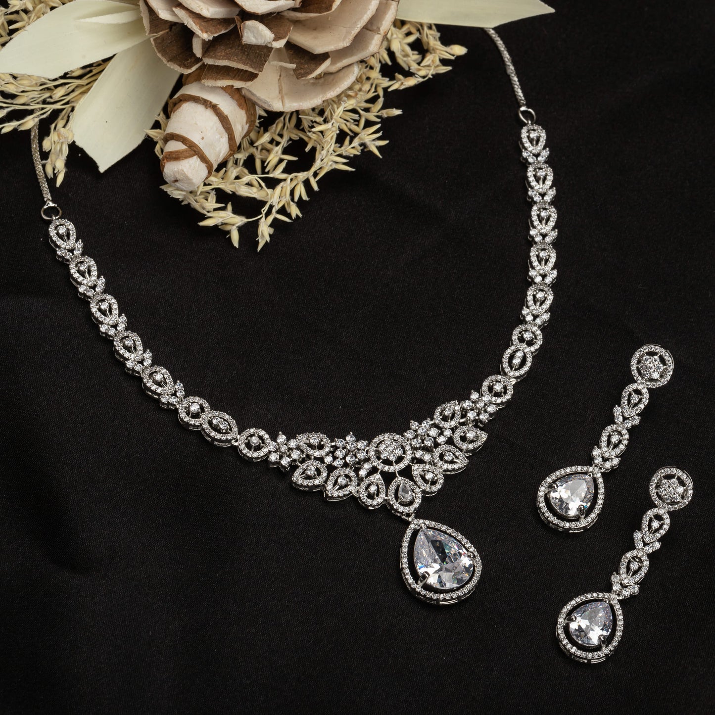 ENHANCE YOUR STYLE WITH OUR ZIRCON NECKLACE SET. WITH ITS DAZZLING BRILLIANCE, THIS NECKLACE WILL ADD A TOUCH OF ELEGANCE TO ANY OUTFIT. 