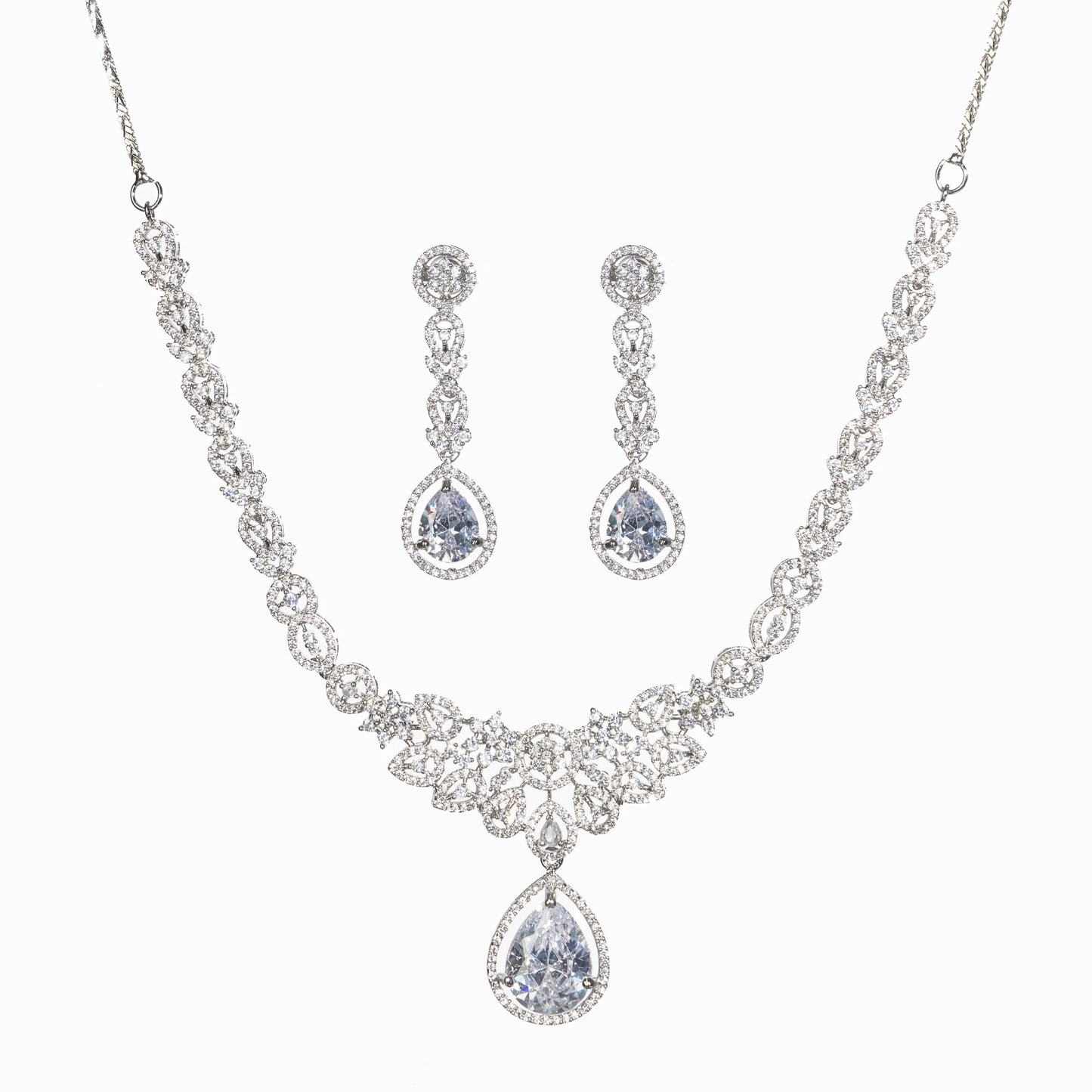 ENHANCE YOUR STYLE WITH OUR ZIRCON NECKLACE SET. WITH ITS DAZZLING BRILLIANCE, THIS NECKLACE WILL ADD A TOUCH OF ELEGANCE TO ANY OUTFIT. 