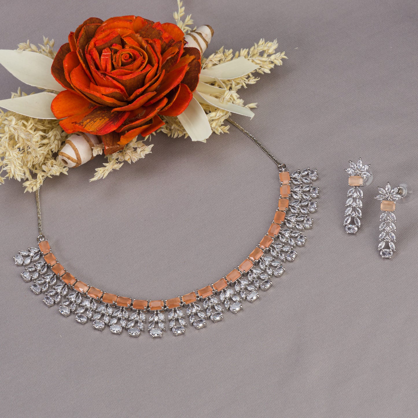 RADIANT NECKLACE FEATURING A BOLD ORANGE ZIRCON STONE FOR A VIBRANT, EYE-CATCHING STATEMENT.