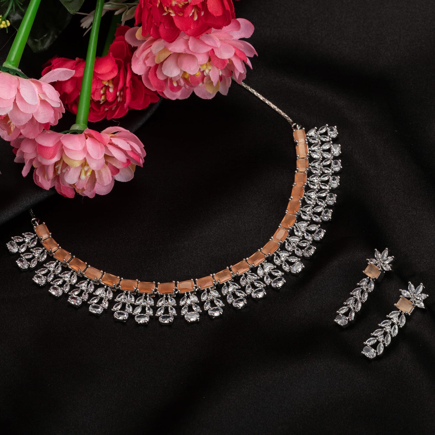 RADIANT NECKLACE FEATURING A BOLD ORANGE ZIRCON STONE FOR A VIBRANT, EYE-CATCHING STATEMENT.