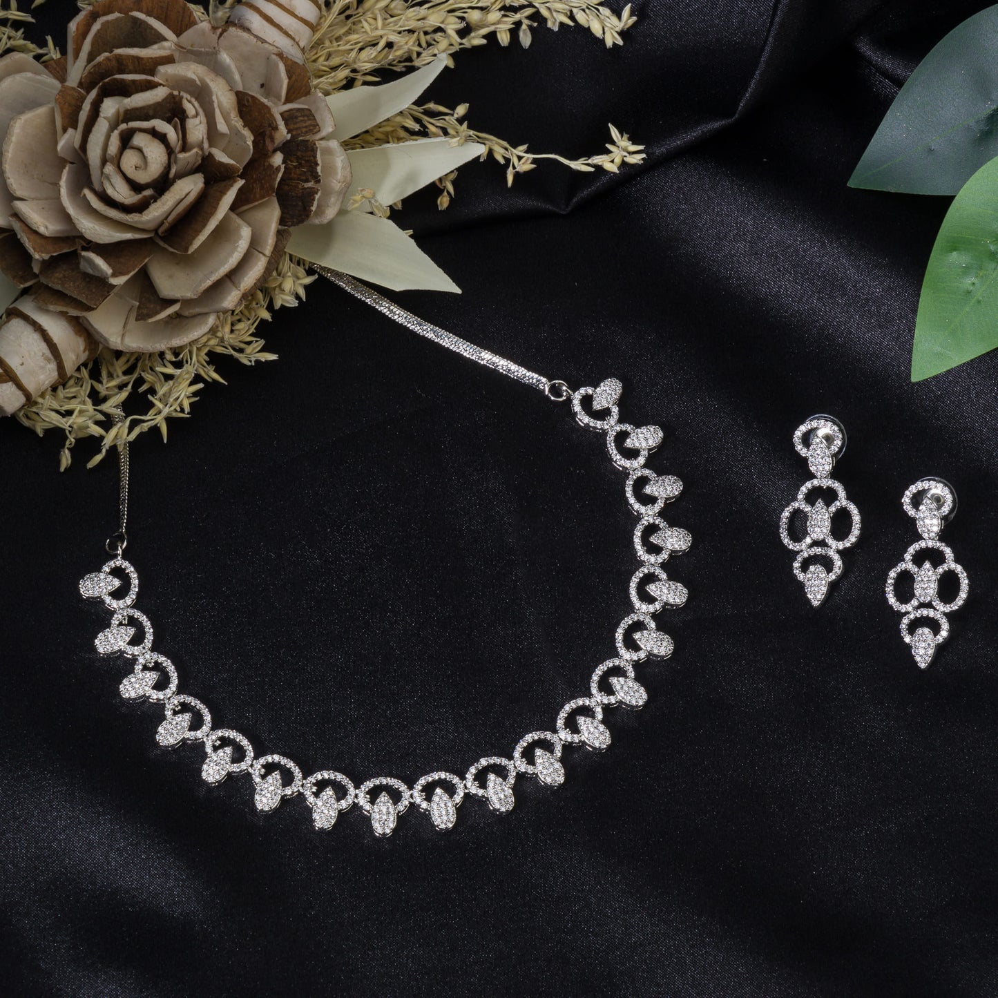 ENHANCE YOUR COLLECTION WITH A STUNNING ZIRCON NECKLACE FEATURING A STRIKING DESIGN FOR A TOUCH OF DRAMATIC SPARKLE.