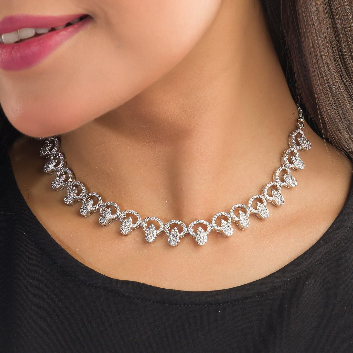 ENHANCE YOUR COLLECTION WITH A STUNNING ZIRCON NECKLACE FEATURING A STRIKING DESIGN FOR A TOUCH OF DRAMATIC SPARKLE.