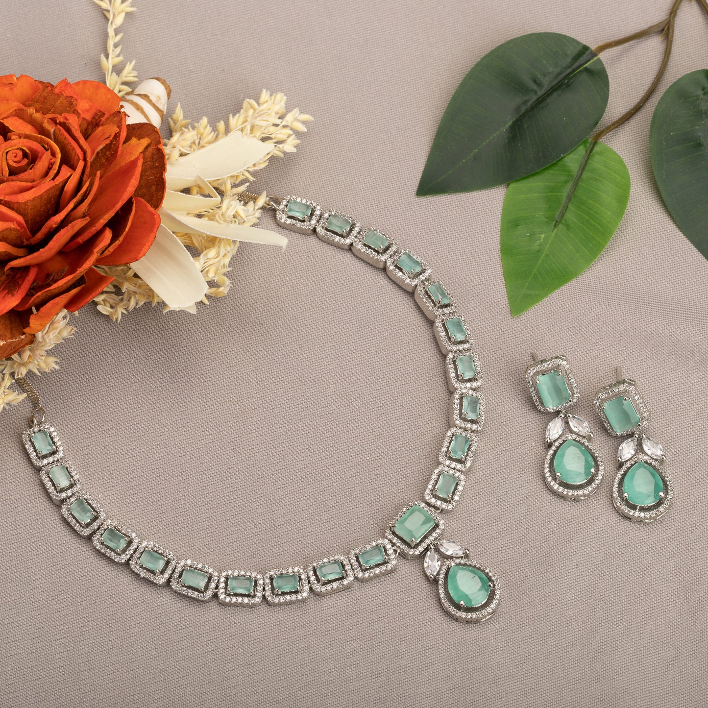 CAPTIVATING NECKLACE FEATURING A STUNNING GREEN ZIRCON STONE FOR A TOUCH OF VIBRANT ELEGANCE.