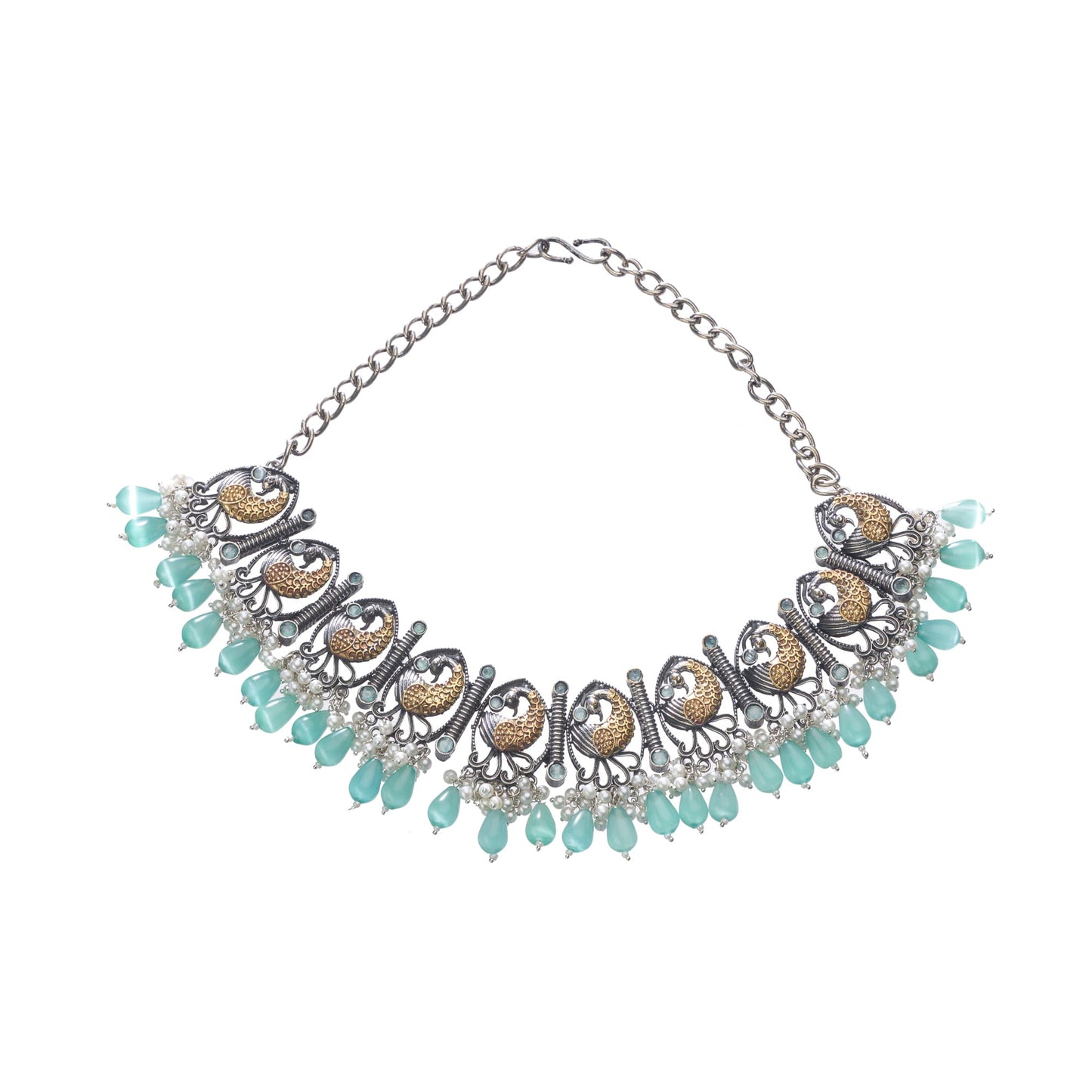 AN OXIDIZED NECKLACE WITH GREEN KUNDAN AND WHITE PEARLS EXUDES VINTAGE ELEGANCE.