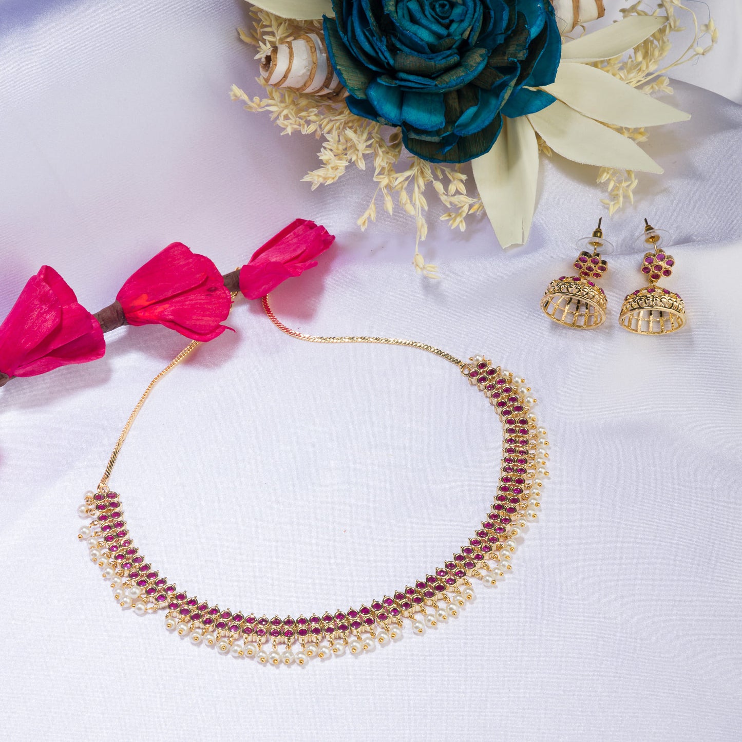 GOLD TONE SHORT JEWELLERY OFFERS SUBTLE, CHIC SOPHISTICATION.