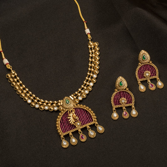 GOLD TONE SHORT NECKLACE SET  OFFERS SUBTLE, CHIC SOPHISTICATION.