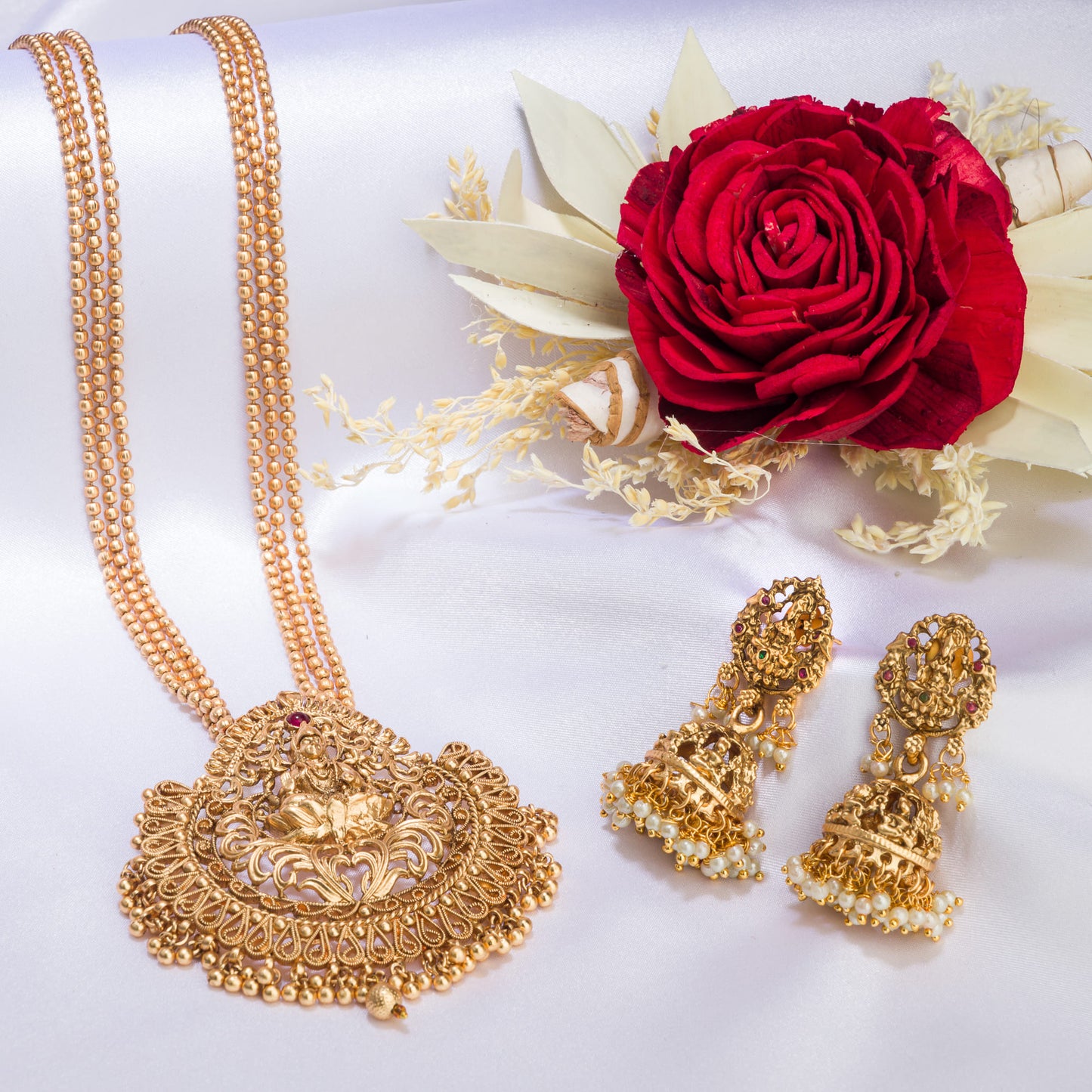 TEMPLE JEWELLERY  NECKLACE SET WITH MATCHING EARRINGS FEATURES CLASSIC, DETAILED CRAFTSMANSHIP.