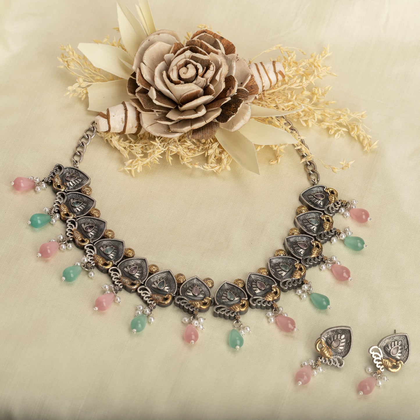 OXDISED NECKLACE SET WITH MULTICOLOUR PEARLS.