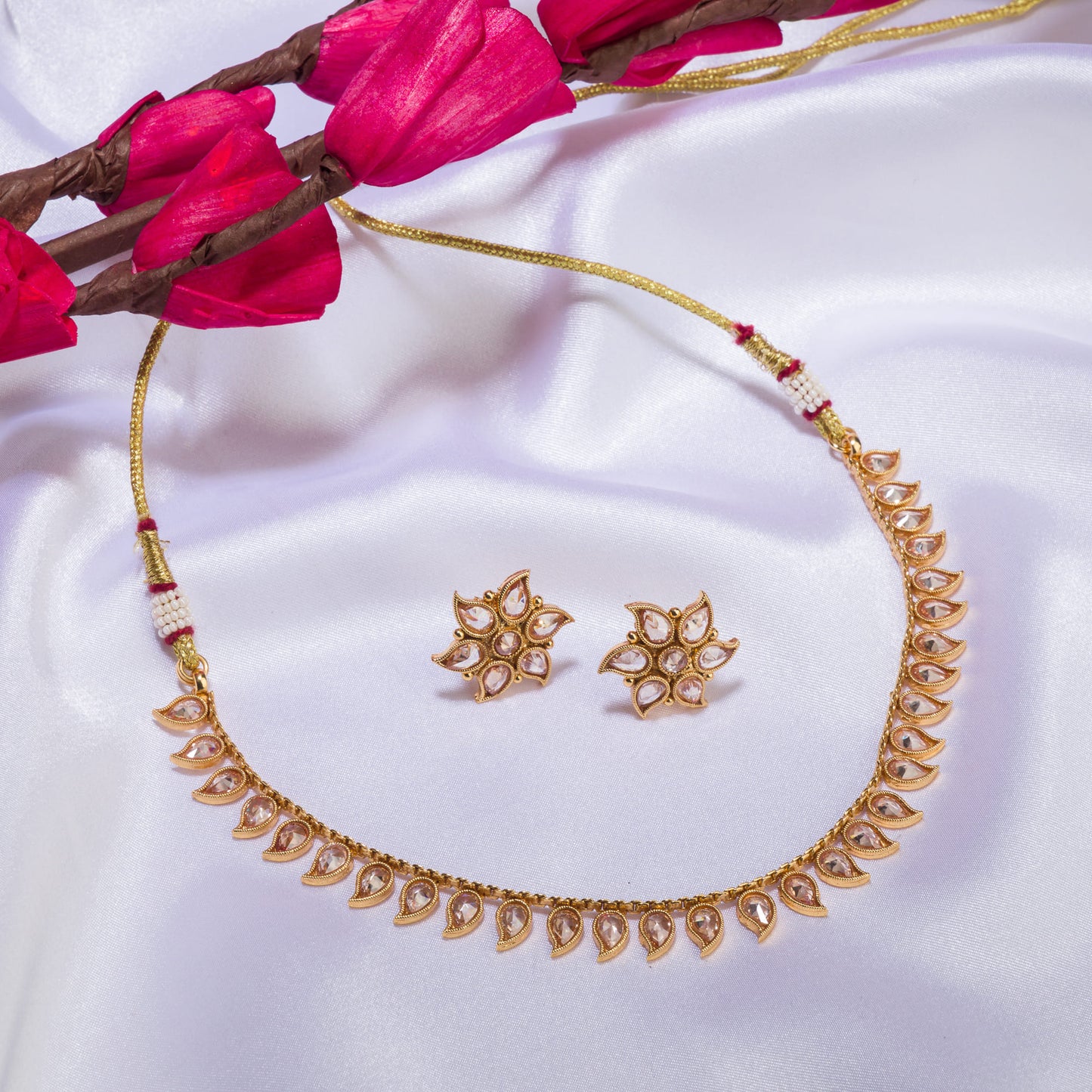 REFINED GOLDTONE NECKLACE FEATURING A STRIKING STONE FOR A TOUCH OF ELEGANCE AND SOPHISTICATION.