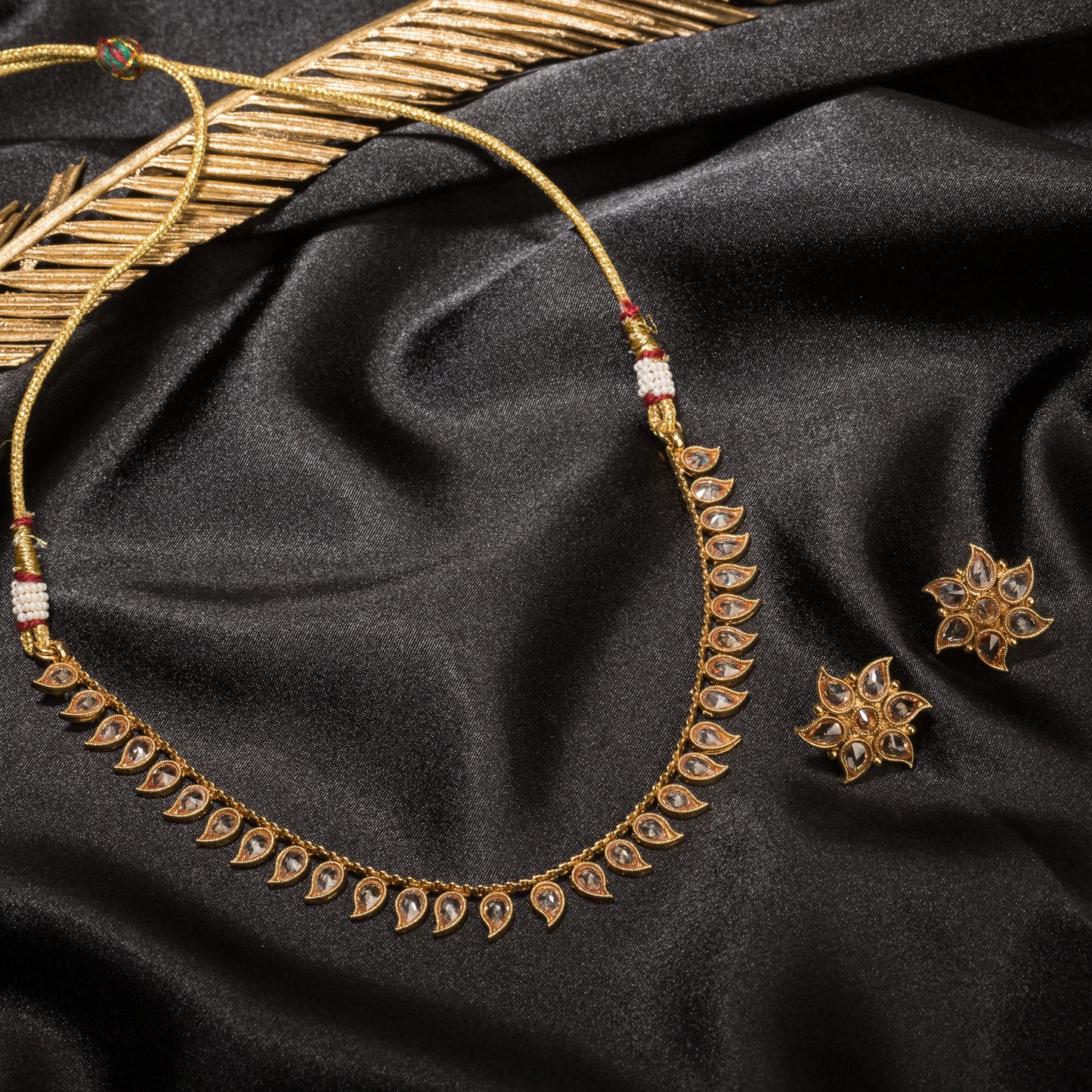 REFINED GOLDTONE NECKLACE FEATURING A STRIKING STONE FOR A TOUCH OF ELEGANCE AND SOPHISTICATION.