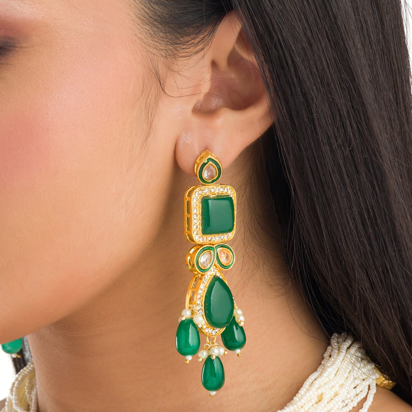 A GREEN KUNDAN AND WHITE PEARL CHOKER OFFERS ELEGANT, VIBRANT FLAIR.