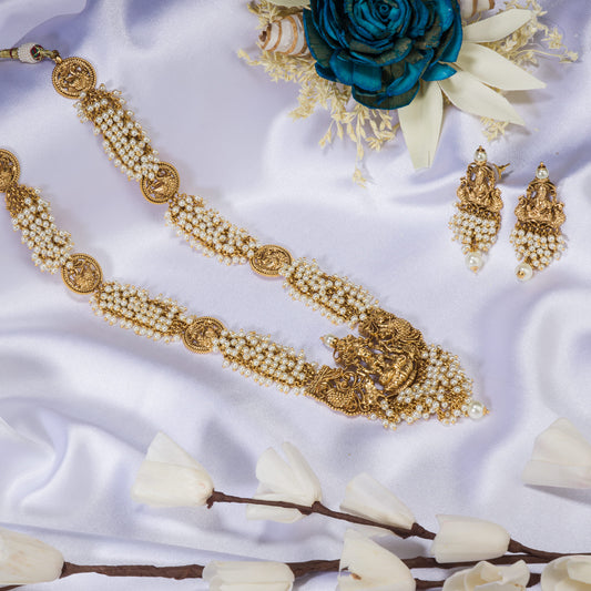 LUXURIOUS TEMPLE LONG NECKLACE ADORNED WITH WHITE PEARLS FOR A REFINED AND OPULENT TOUCH.