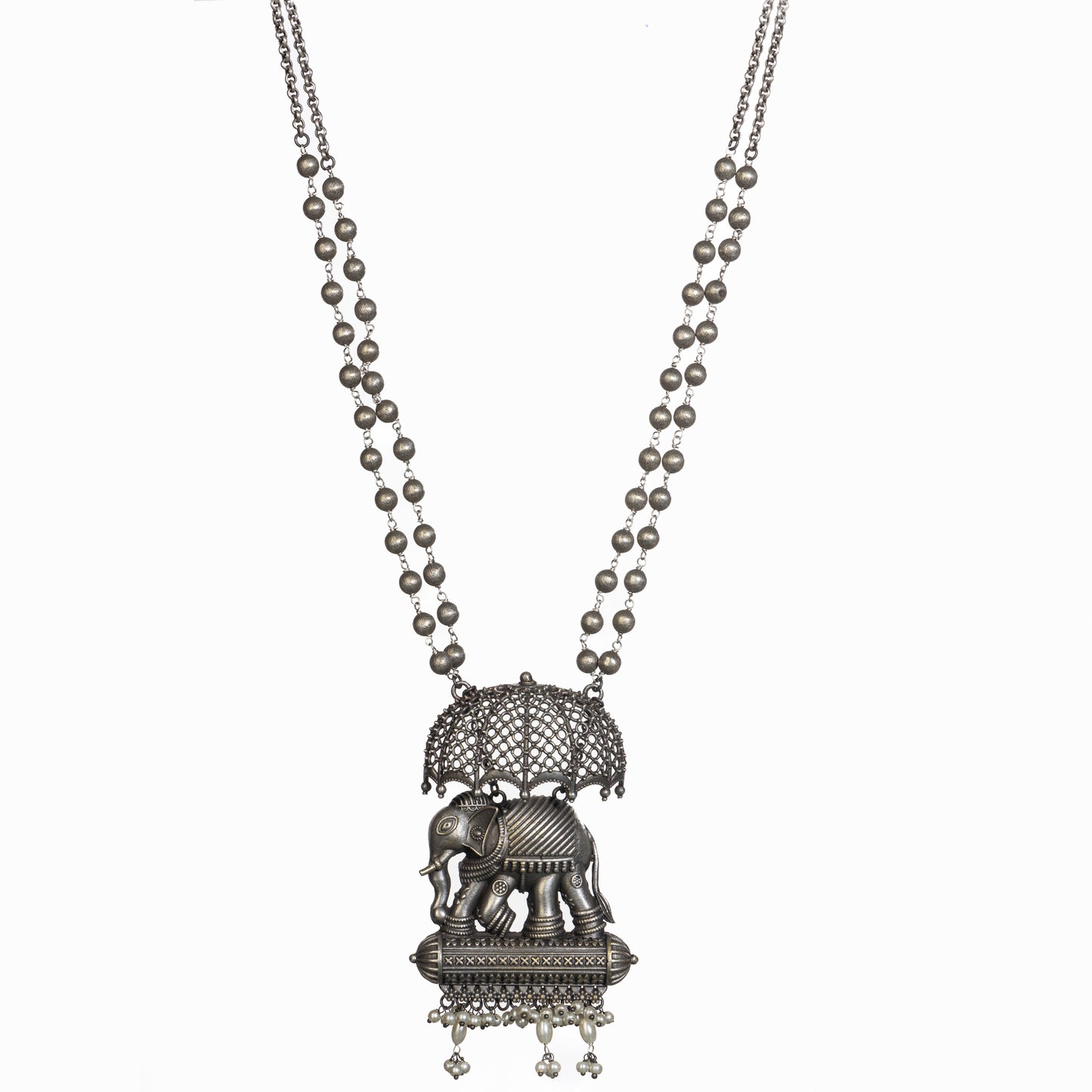 AN OXIDIZED LONG NECKLACE WITH UMBRELLA, ELEPHANT, AND WHITE PEARLS EXUDES VINTAGE CHARM.