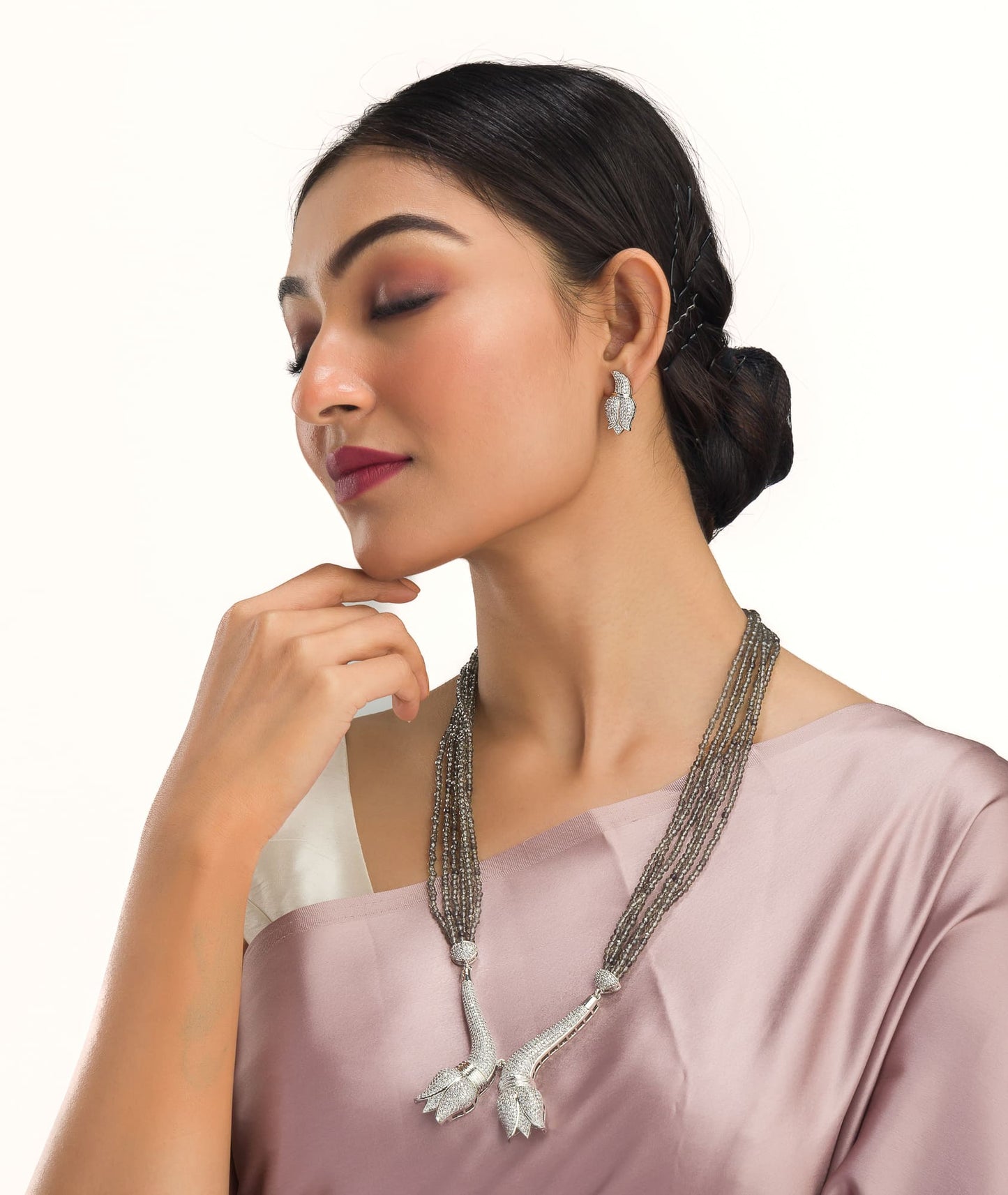 A TRENDY LONG NECKLACE WITH GREY AND SILVER ZIRCON TOUCHES COMBINES MODERN STYLE WITH A SLEEK, SOPHISTICATED SPARKLE.