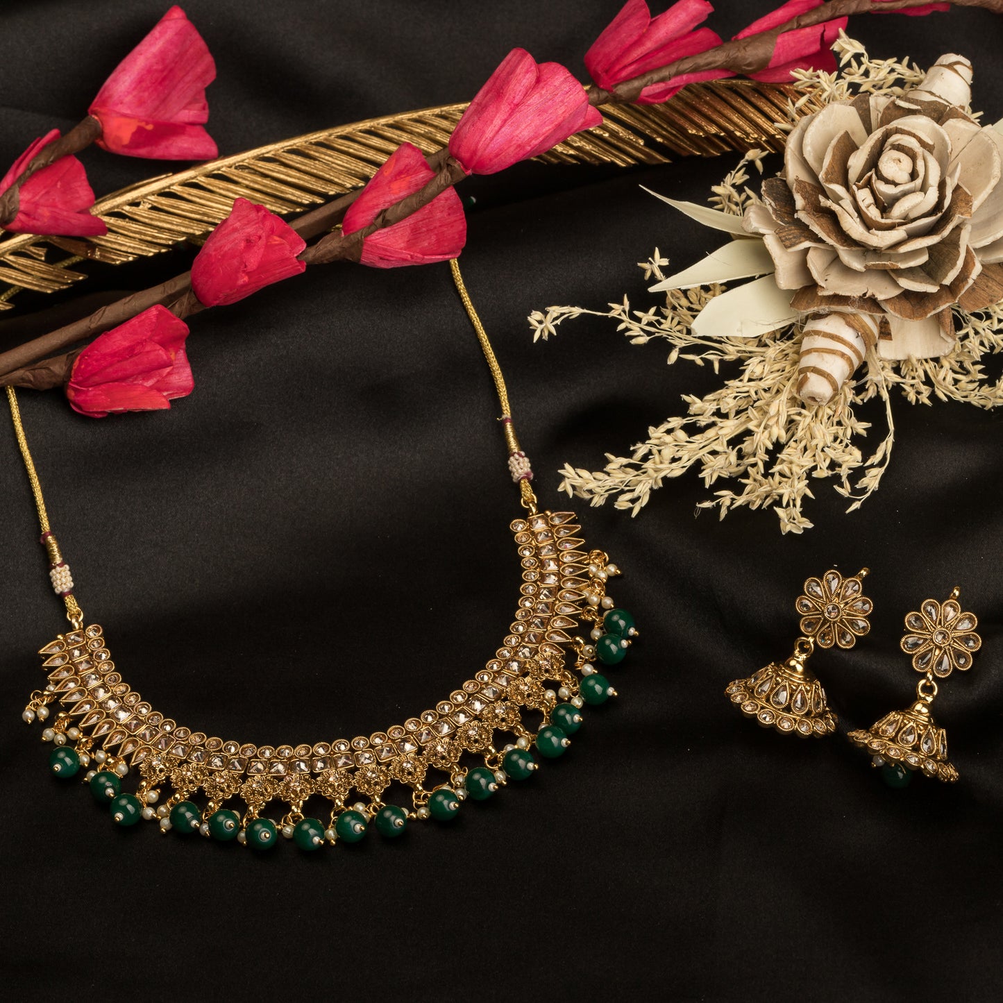 STYLISH GOLD TONE NECKLACE FEATURING GREEN KUNDAN FOR A VIBRANT AND ELEGANT STATEMENT.