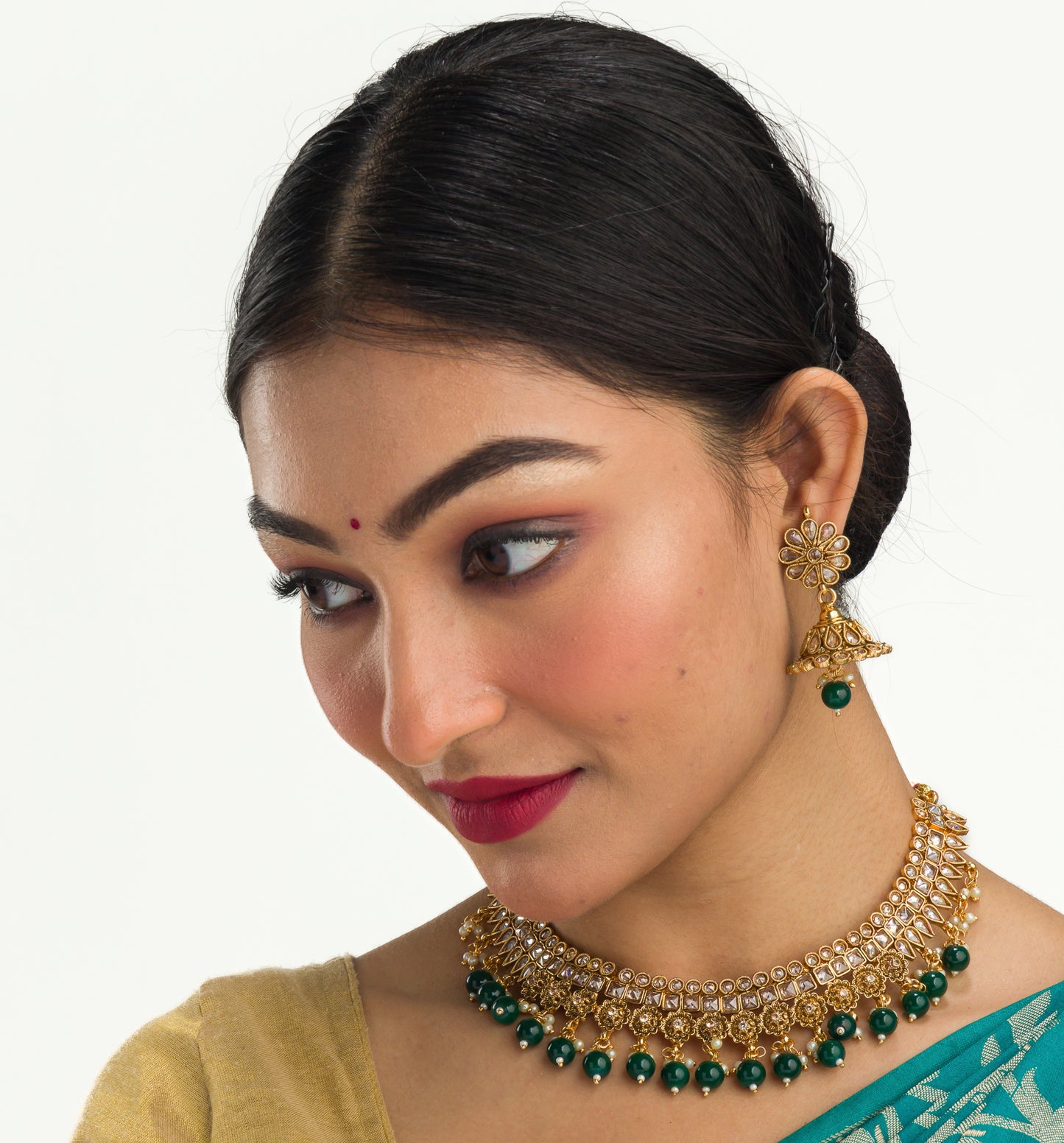 STYLISH GOLD TONE NECKLACE FEATURING GREEN KUNDAN FOR A VIBRANT AND ELEGANT STATEMENT.