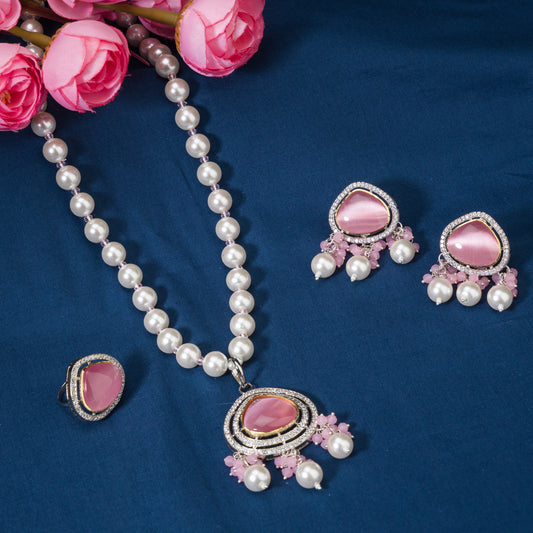 GRACEFUL WHITE PEARL LONG NECKLACE FEATURING A PINK PENDANT FOR A CHIC AND FEMININE TOUCH.