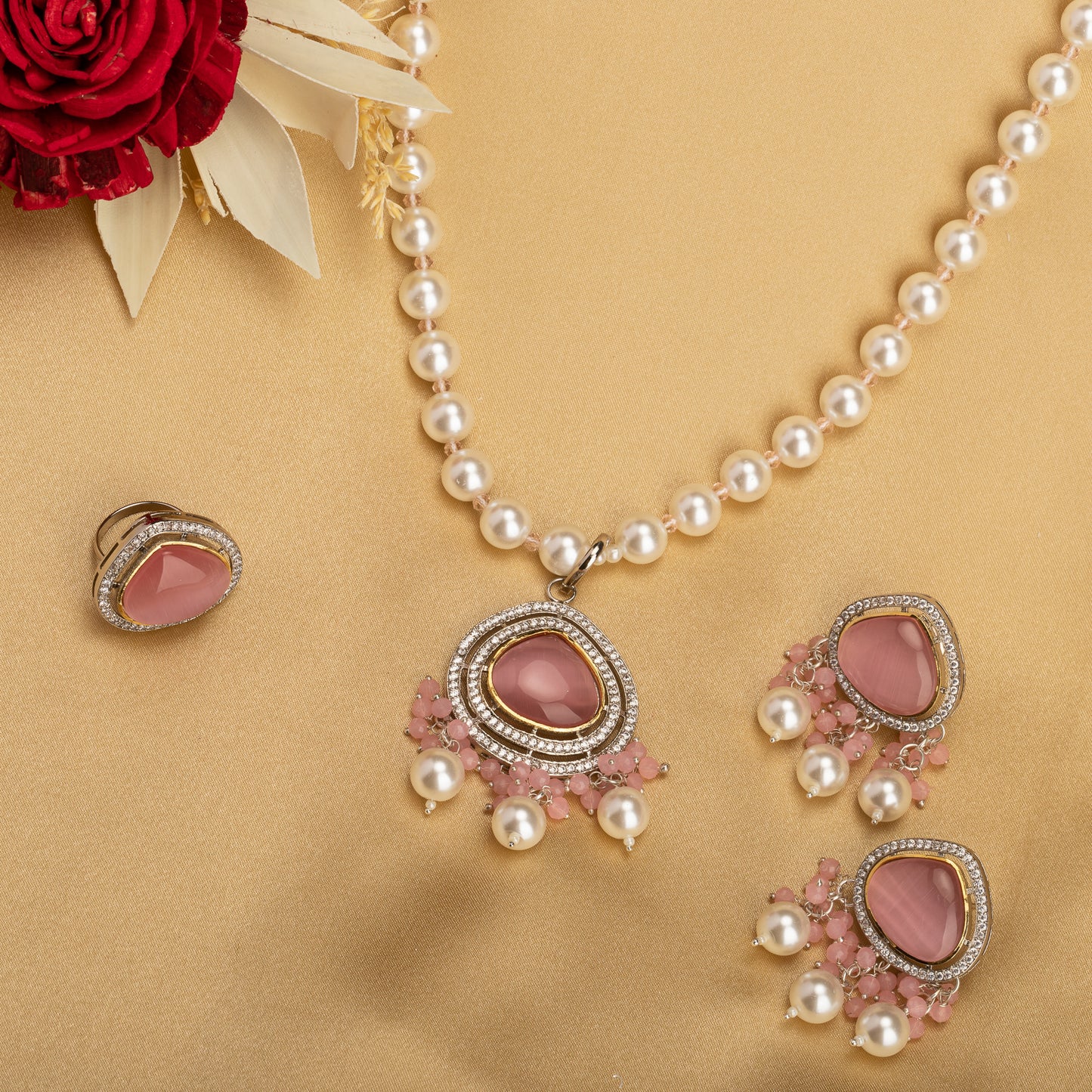 GRACEFUL WHITE PEARL LONG NECKLACE FEATURING A PINK PENDANT FOR A CHIC AND FEMININE TOUCH.